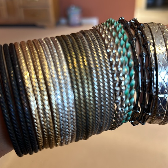 30 costume bangle bracelets - Picture 1 of 3